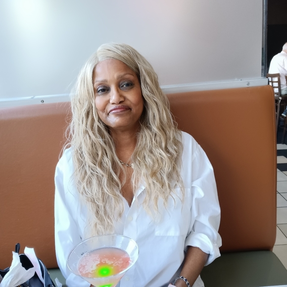 Meet your Posher, Leslie - Picture 1 of 4